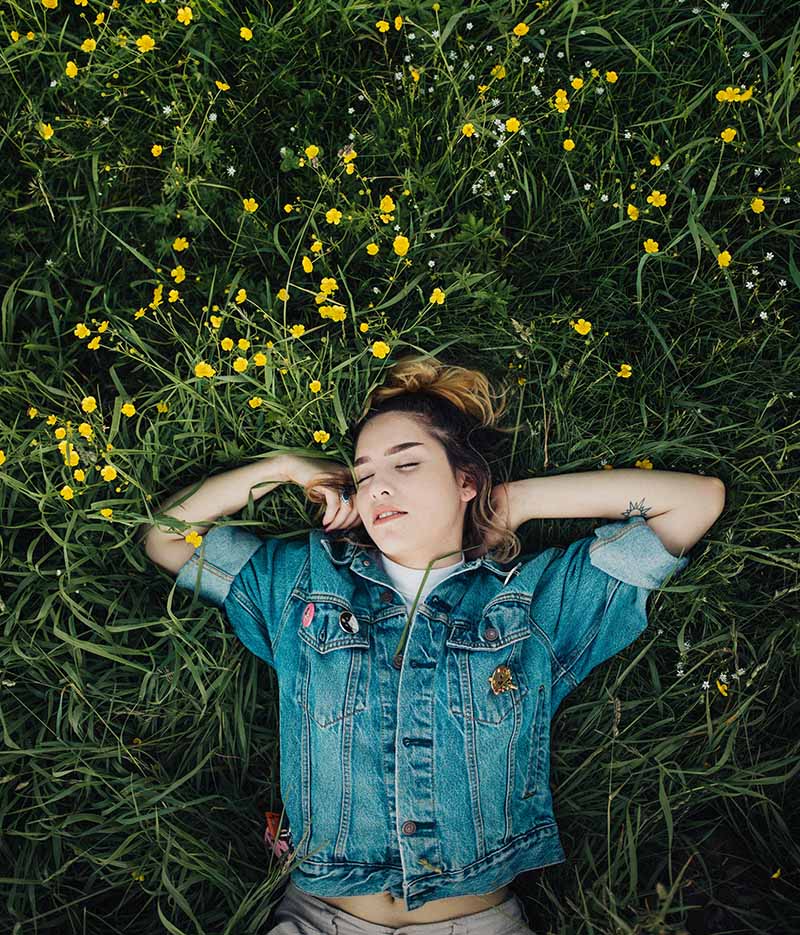 frau in gras